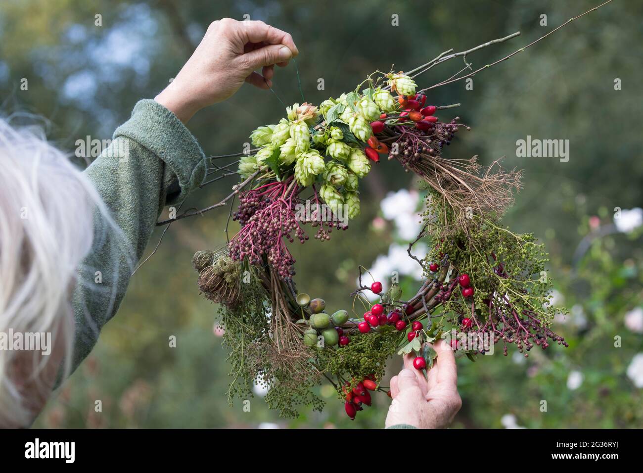 corona d'autunno realizzata con materiali naturali raccolti Foto Stock