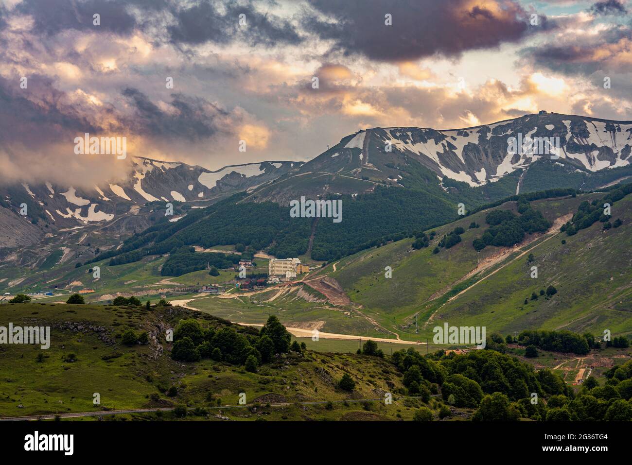 Tramonto sulle montagne abruzzesi. Impianti sciistici e turistici Aremogna. Roccaraso, provincia di l'Aquila, Abruzzo, Italia, Europa Foto Stock