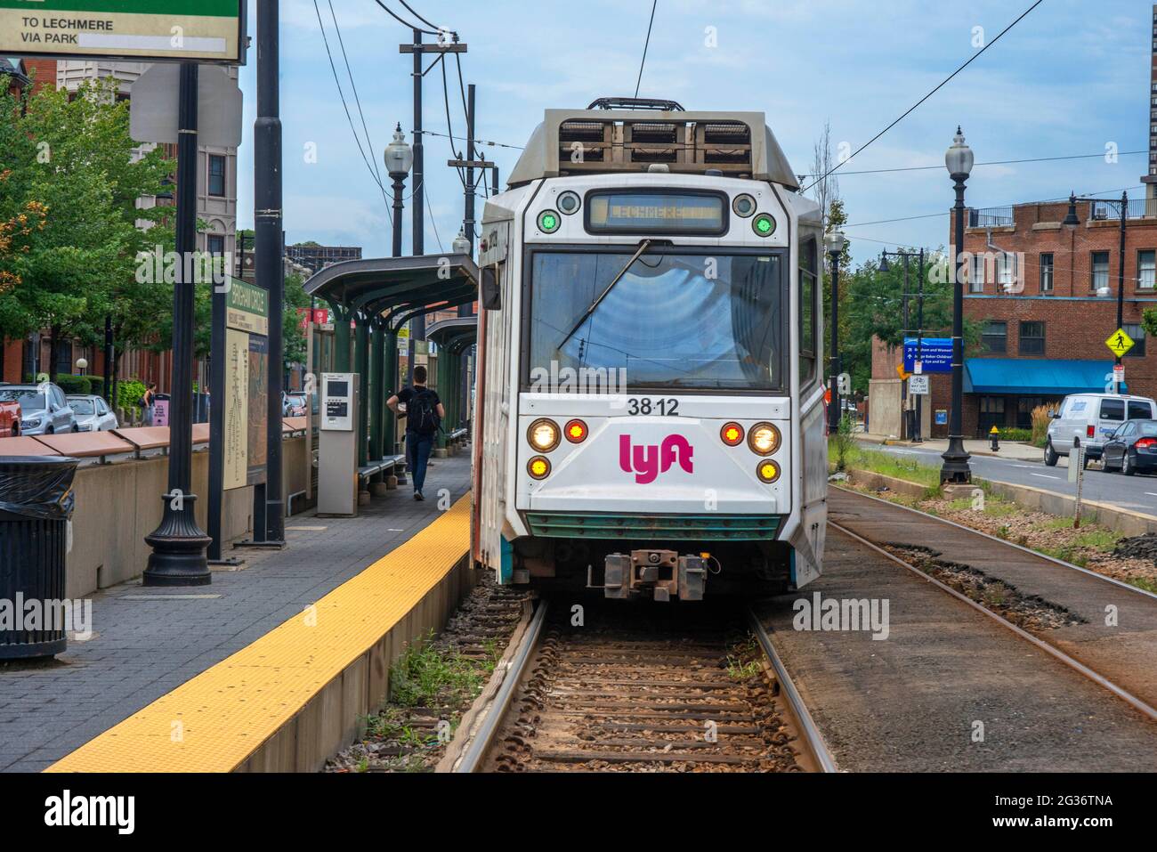 Una linea verde di andata del tram sulla MBTA Huntington Avenue Line si prepara a partire dalla Brigham Circle Station a Boston, Massachusetts. Brigham Foto Stock