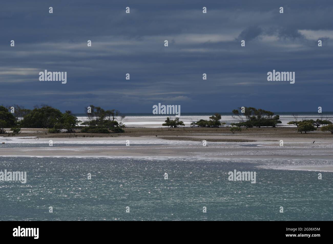 Nuvole tempesta oltre le acque scintillanti a Toogoom Beach Foto Stock