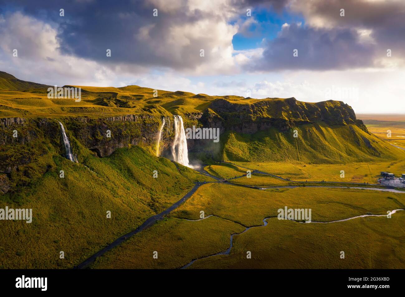 Vista aerea della cascata Seljalandsfoss in Islanda al tramonto Foto Stock