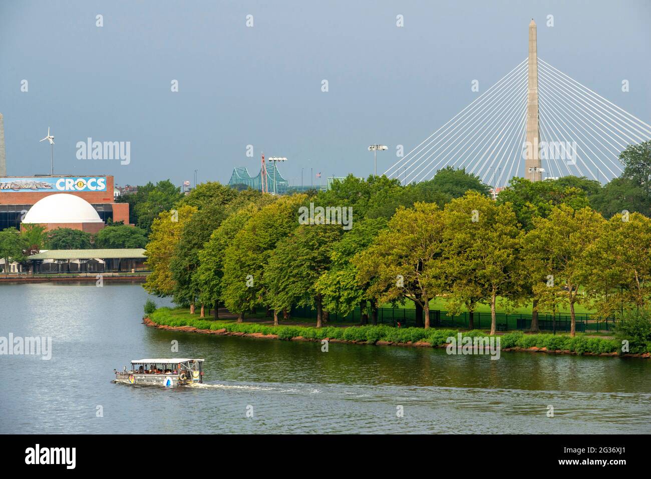 DUCK tour sul fiume Charles, Leonard P. Zakim Bunker Hill Memorial Bridge (Zakim Bridge) e Charles River, Boston, Massachusetts USA Foto Stock