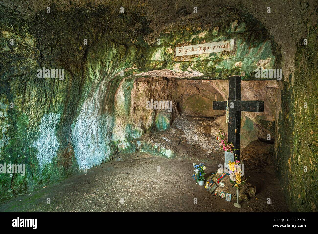 Grotta eremita di Sant'Onofrio a Morrone. La grotta era abitata dal Parco Nazionale Celestino V. Maiella, Abruzzo, Italia, Europa Foto Stock