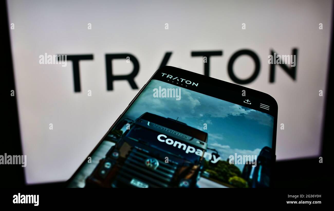 Smartphone con sito web del produttore tedesco di veicoli commerciali Traton se sullo schermo davanti al logo aziendale. Mettere a fuoco in alto a sinistra del display del telefono. Foto Stock