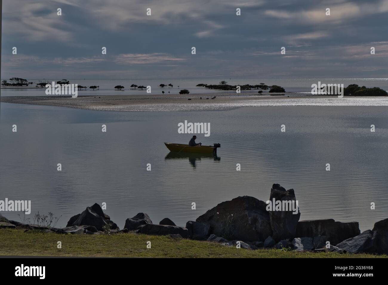 Pesca tranquilla a Toogoom Beach Queensland Foto Stock