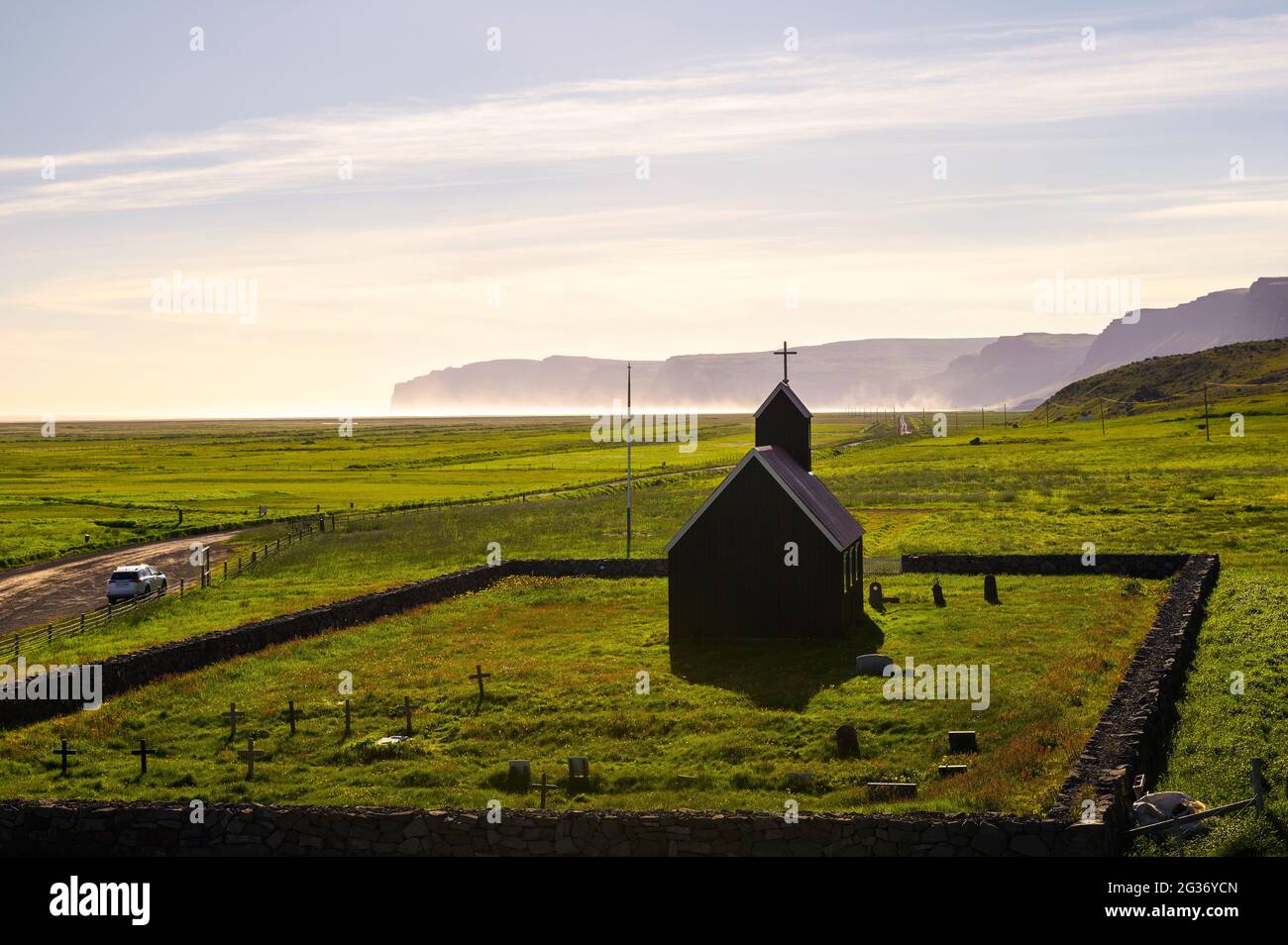 Chiesa di legno nero Saurbaejarkirkja con cimitero nel Westfjords, Islanda Foto Stock