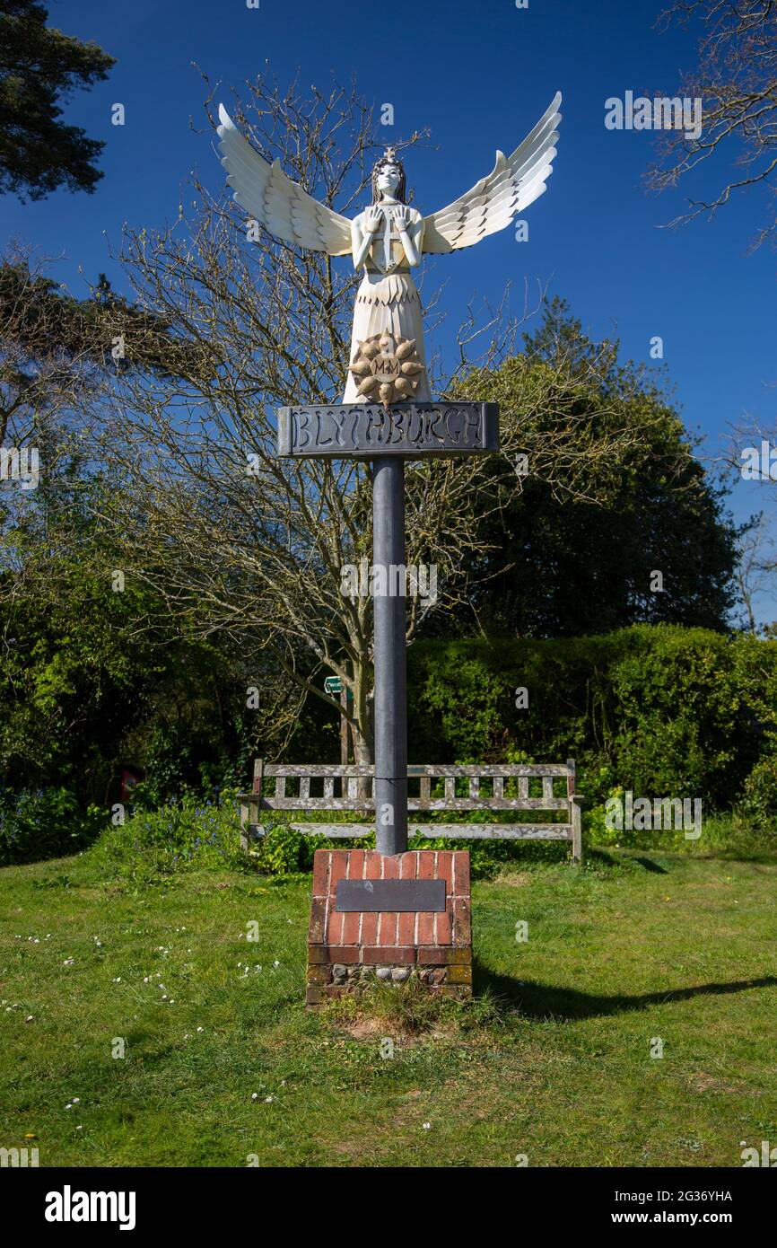 Cartello del villaggio di Blythburgh e memoriale di guerra Foto Stock