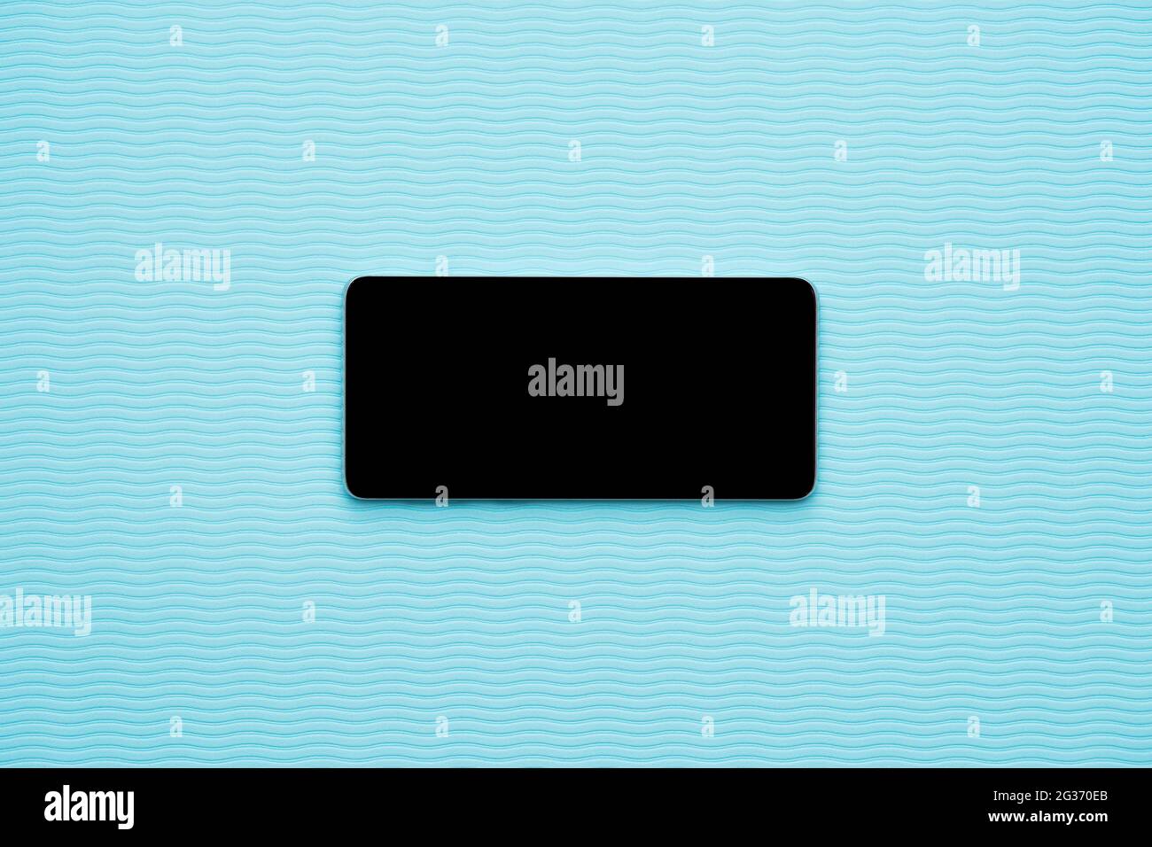 Telefono orizzontale vuoto su sfondo blu. Applicazioni sanitarie e per le vacanze Foto Stock