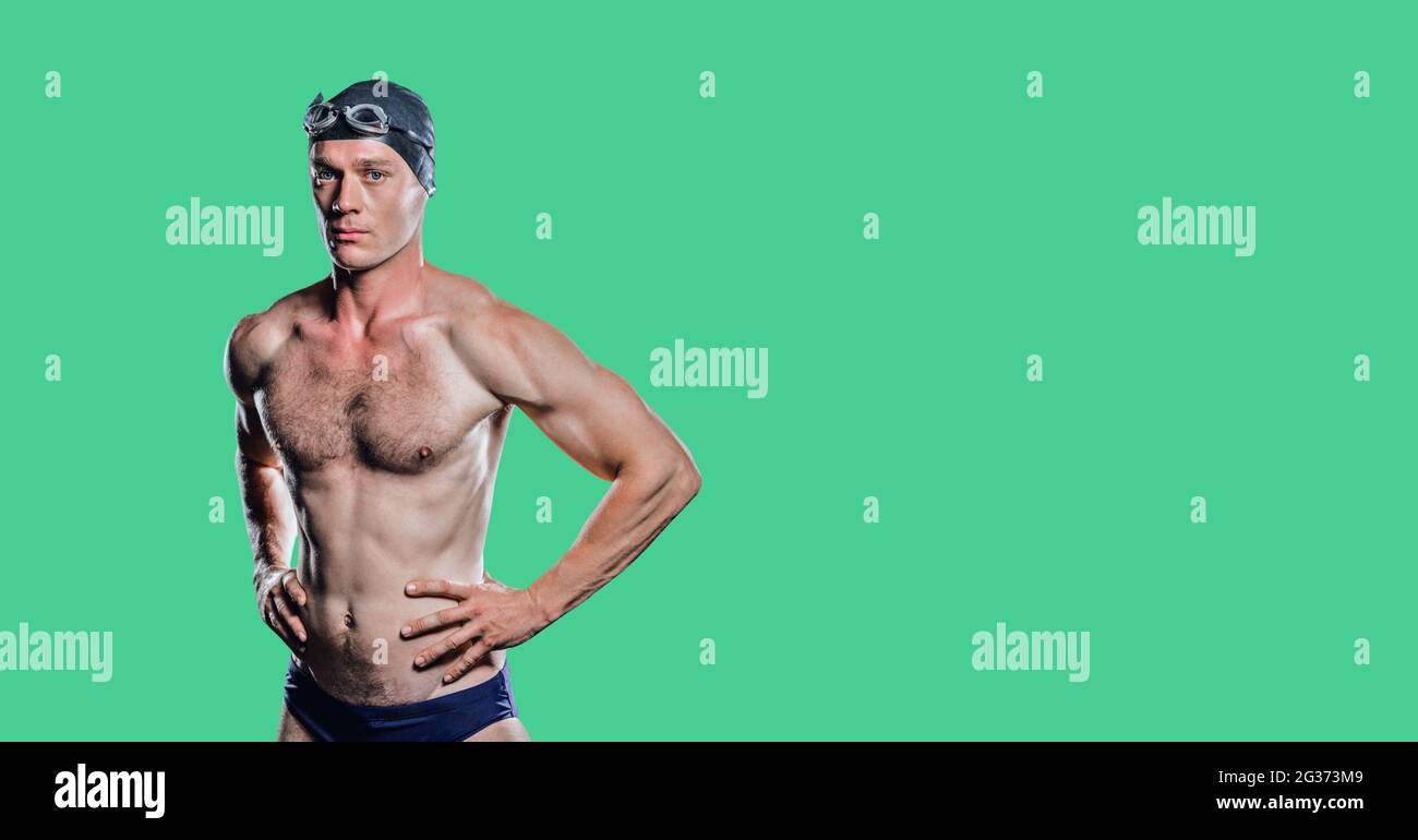 Composizione del nuotatore maschile con spazio di copia isolato su sfondo verde Foto Stock
