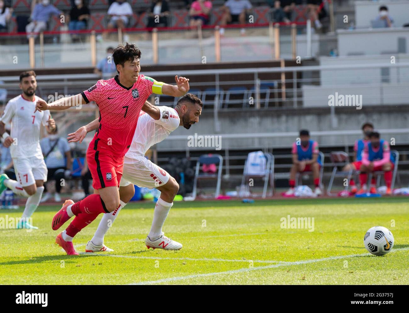 Goyang, Corea del Sud. 13 giugno 2021. Il giocatore di squadra sudcoreano Son Heung-min, combatti per la palla durante una partita di qualificazione della Coppa del mondo FIFA Asia del 2022 del secondo turno del Gruppo H tra la Corea del Sud e il Libano allo stadio Goyang di Goyang, Corea del Sud, il 13 giugno 2021. La Corea del Sud vince 2-1. (Foto di Lee Young-ho/Sipa USA) Credit: Sipa USA/Alamy Live News Foto Stock