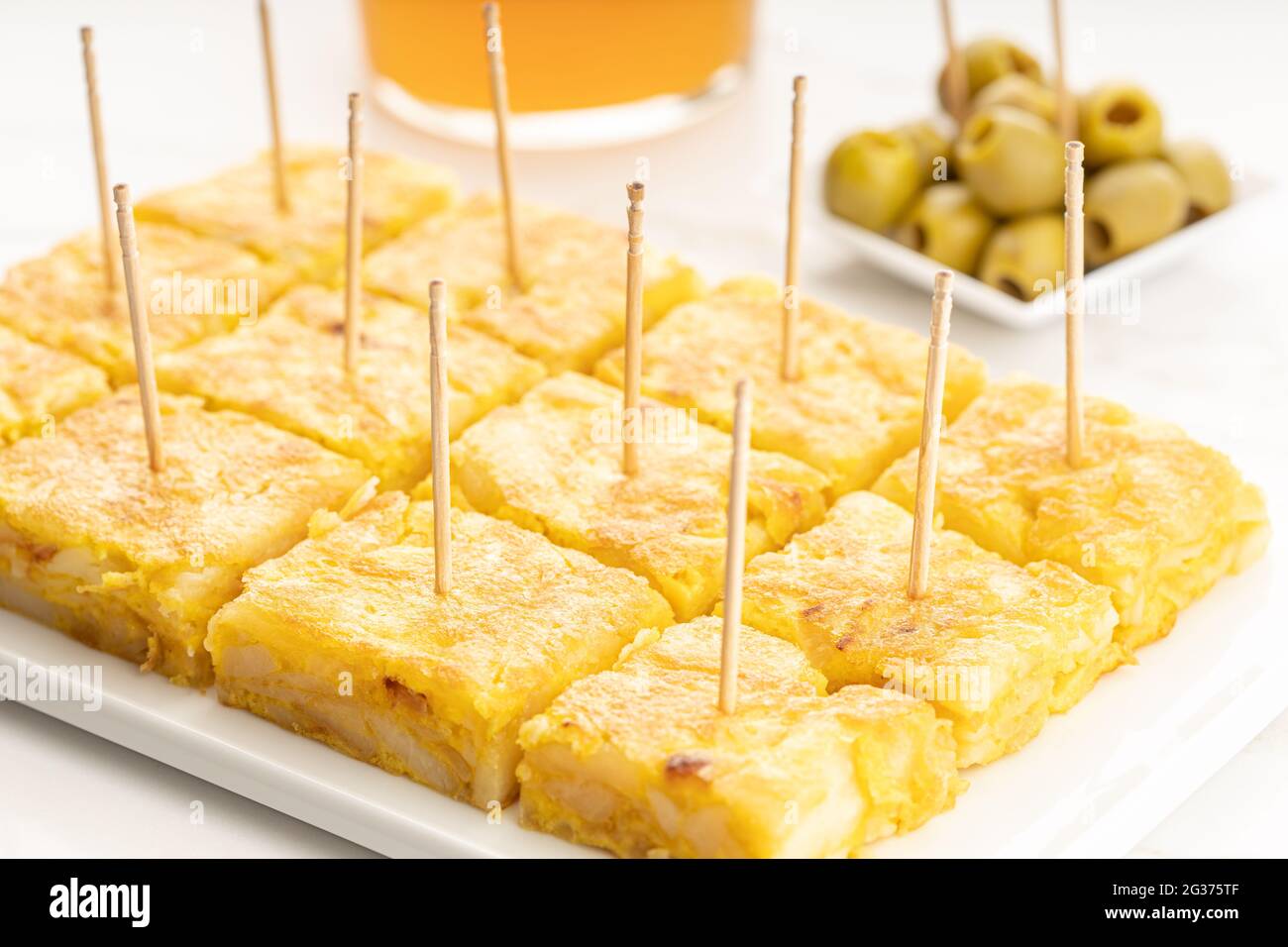 Antipasto spagnolo di frittata di patate chiamato tortilla spagnola su tavolo di marmo. Tipica tapa spagnola Foto Stock
