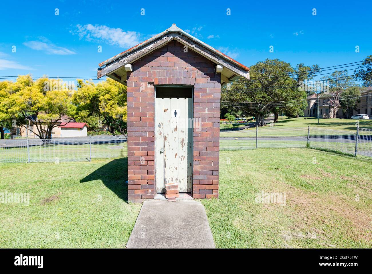 Una toilette esterna all'ex Gladesville Mental Hospital che ha aperto nel 1838. Probabilmente sarà parte degli edifici aggiuntivi del 1890 Foto Stock