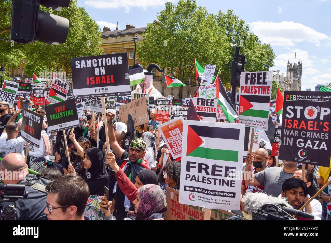 Londra, Regno Unito. 12 giugno 2021. Giustizia per la Palestina protesta fuori Downing Street. Migliaia di persone si sono riunite per chiedere giustizia alla Palestina e hanno chiesto al G7 di porre fine alla cooperazione militare con Israele e di imporre sanzioni. Foto Stock