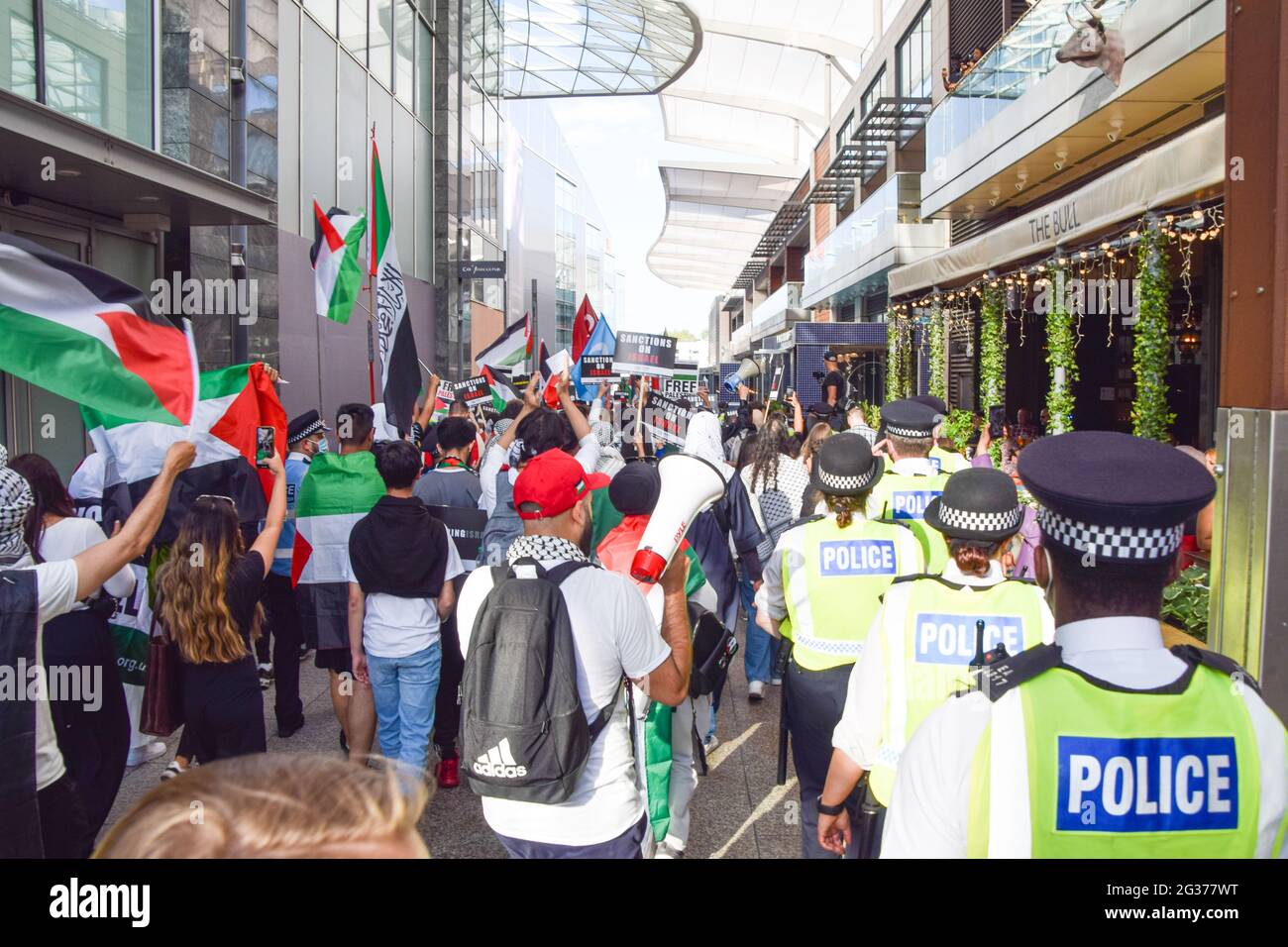 Londra, Regno Unito. 12 giugno 2021. Giustizia per la Palestina protesta al Westfield Shopping Centre di Shepherd's Bush. Migliaia di persone hanno marciato a Londra per chiedere giustizia alla Palestina e chiedere al G7 di porre fine alla cooperazione militare con Israele e di imporre sanzioni. Foto Stock