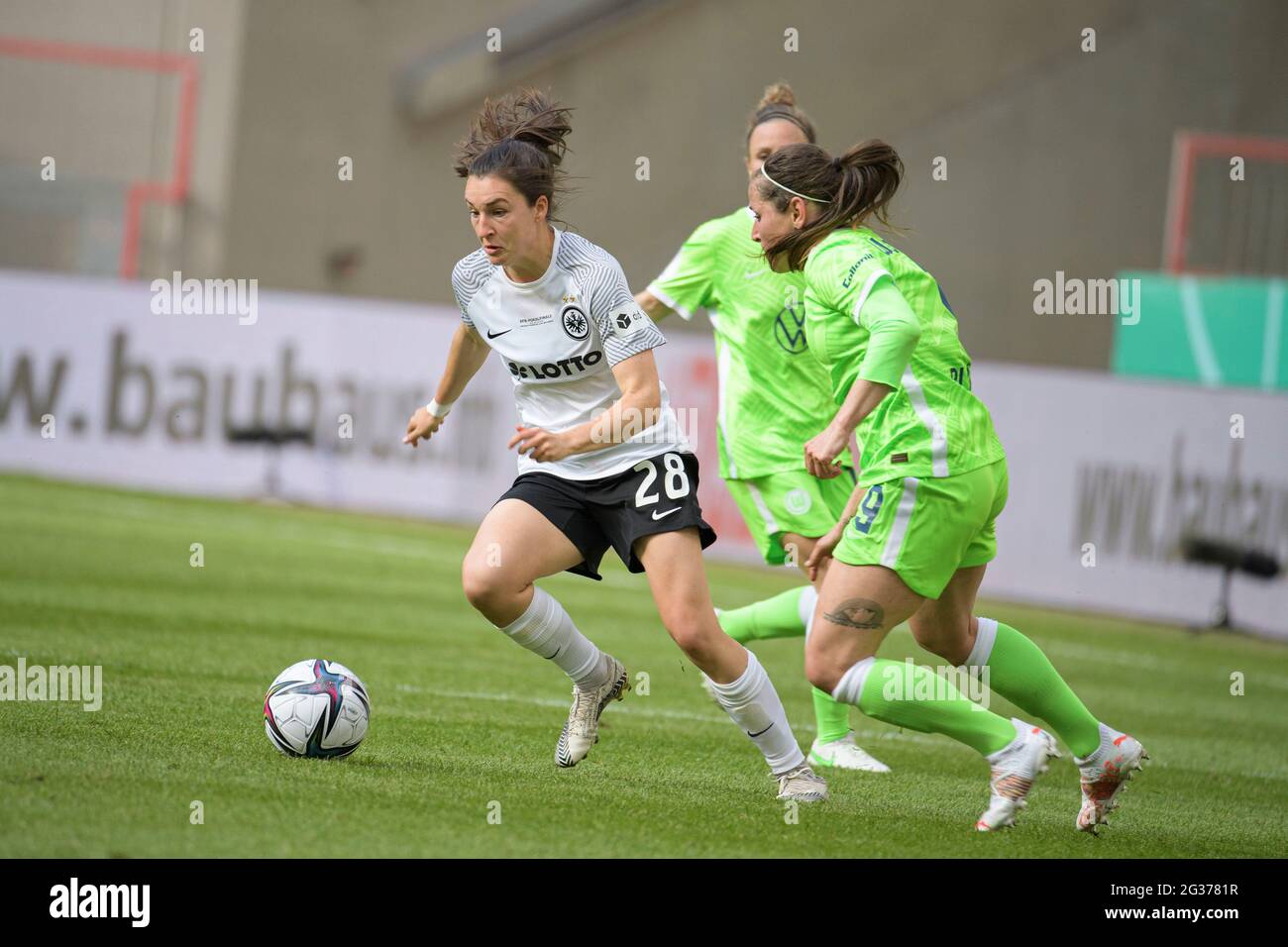 Da sinistra a destra Barbara DUNST (F), Anna BLAESSE (BlÃ sse) (WOB), duelli, azione, final femminile della Coppa DFB 2021 / Eintracht Frankfurt (F) - VfL Wolfsburg (WOB) 0: 1 dopo il Verl., il 30 maggio 2021 a Koeln / Germania. Le normative DFB vietano l'uso di fotografie come sequenze di immagini e/o quasi-video Â Foto Stock