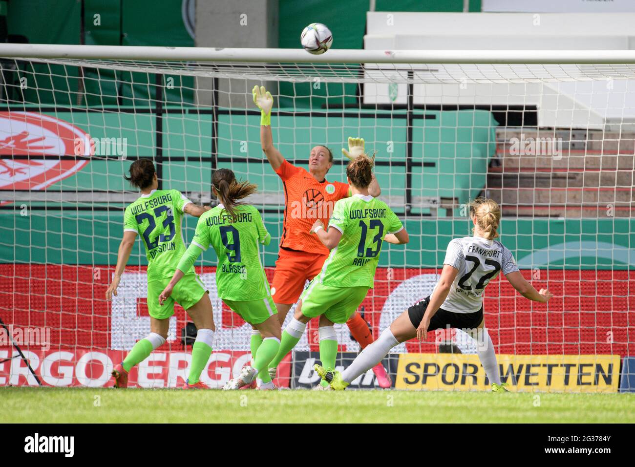 Da sinistra a destra Sara DOORSOUN (WOB), Anna BLAESSE (BlÃ sse) (WOB), goalwart/goalhueterin Almuth SCHULT (WOB), Felicitas RAUCH (WOB), Alexandra JOHANNSDOTTIR (F) azione, DFB Cup Final 2021/Eintracht Frankfurt (WolfON, WolfON, 2021), WolfON, WOD, WolfON, WolfON, WOF, WOD, WF, 30 maggio, WolfON, WolfON, WolfON, WF, WOD Le normative DFB vietano l'uso di fotografie come sequenze di immagini e/o quasi-video Â Foto Stock