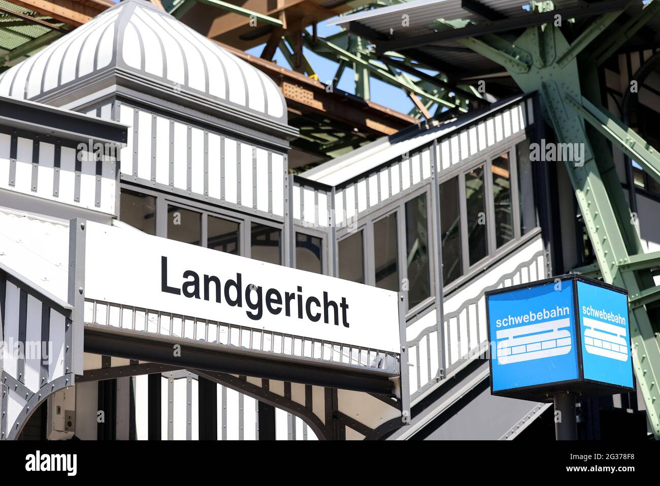 Wuppertal, Germania. 14 Giugno 2021. La stazione ferroviaria sospesa Landgericht di fronte al Centro di Giustizia. Nel caso dei cinque bambini uccisi a Solingen, nella Renania settentrionale-Vestfalia, il processo di omicidio contro la madre è iniziato presso il Tribunale regionale di Wuppertal. Credit: Liver Berg/dpa/Alamy Live News Foto Stock