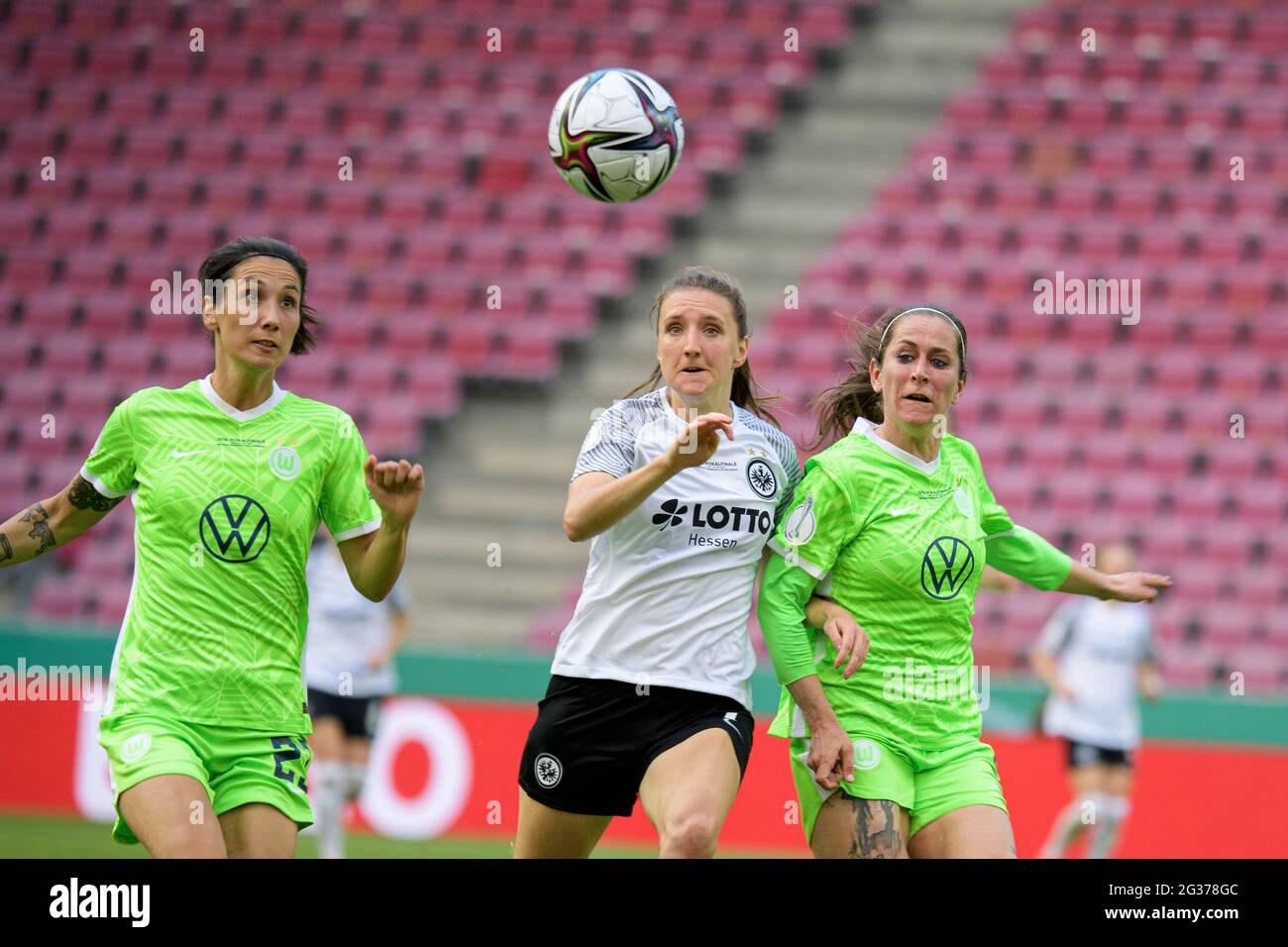 Da sinistra a destra Sara DOORSOUN (WOB), Lara PRASNIKAR (F), Anna BLAESSE (BlÃ sse) (WOB), azione, final femminile della Coppa DFB 2021/Eintracht Francoforte (F) - VfL Wolfsburg (WOB) 0: 1 dopo il Verl ., il 30 maggio 2021 a Koeln/Germania. Le normative DFB vietano l'uso di fotografie come sequenze di immagini e/o quasi-video Â Foto Stock