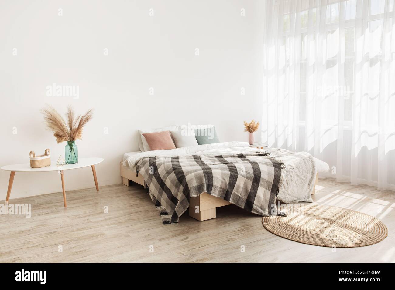 Camera da letto interna mockup in stile boho con coperta, cuscini, biancheria da letto bianca Foto Stock