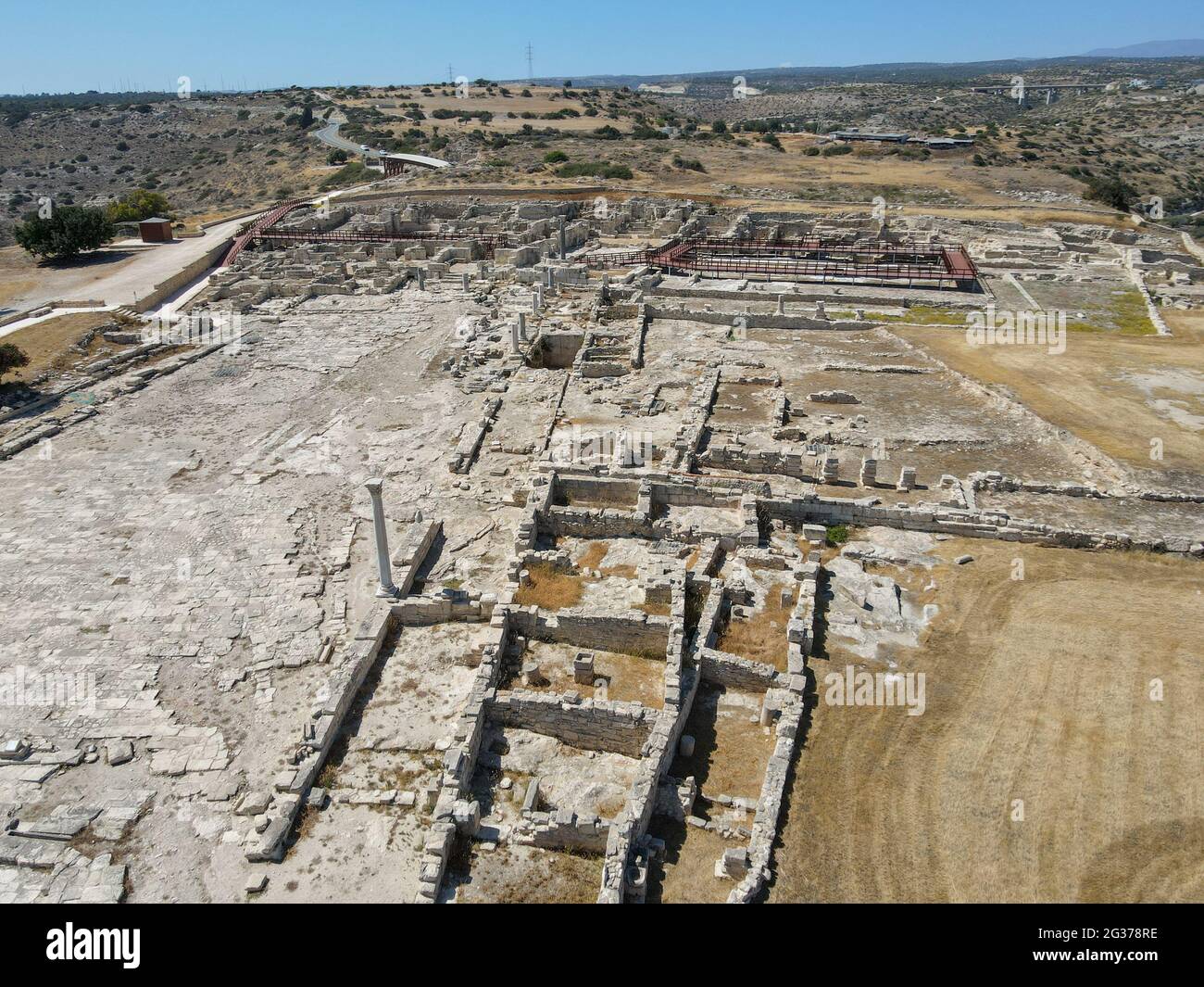 Vista del drone sui resti archeologici di Kourion sull'isola di Cipro Foto Stock