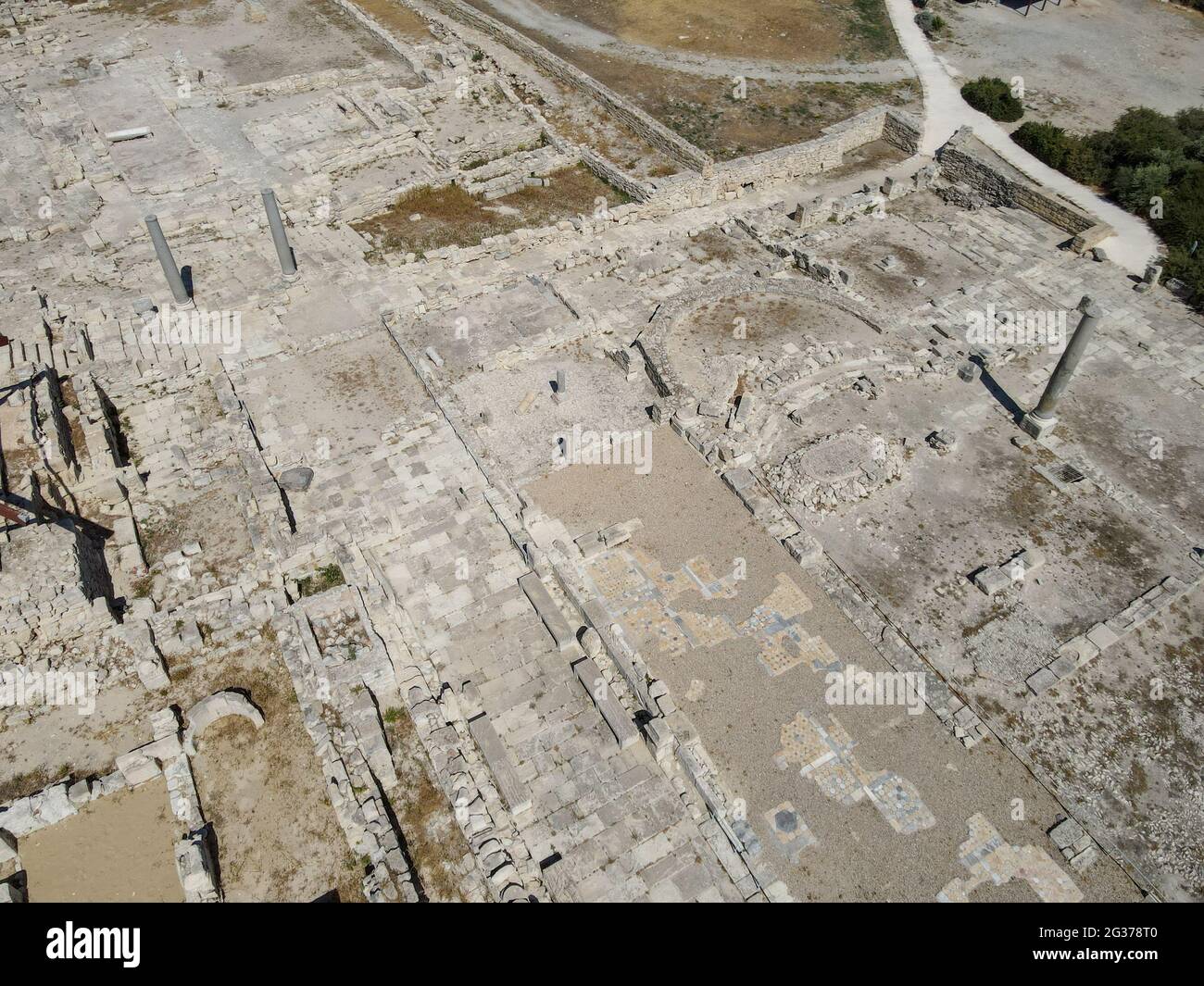 Vista del drone sui resti archeologici di Kourion sull'isola di Cipro Foto Stock