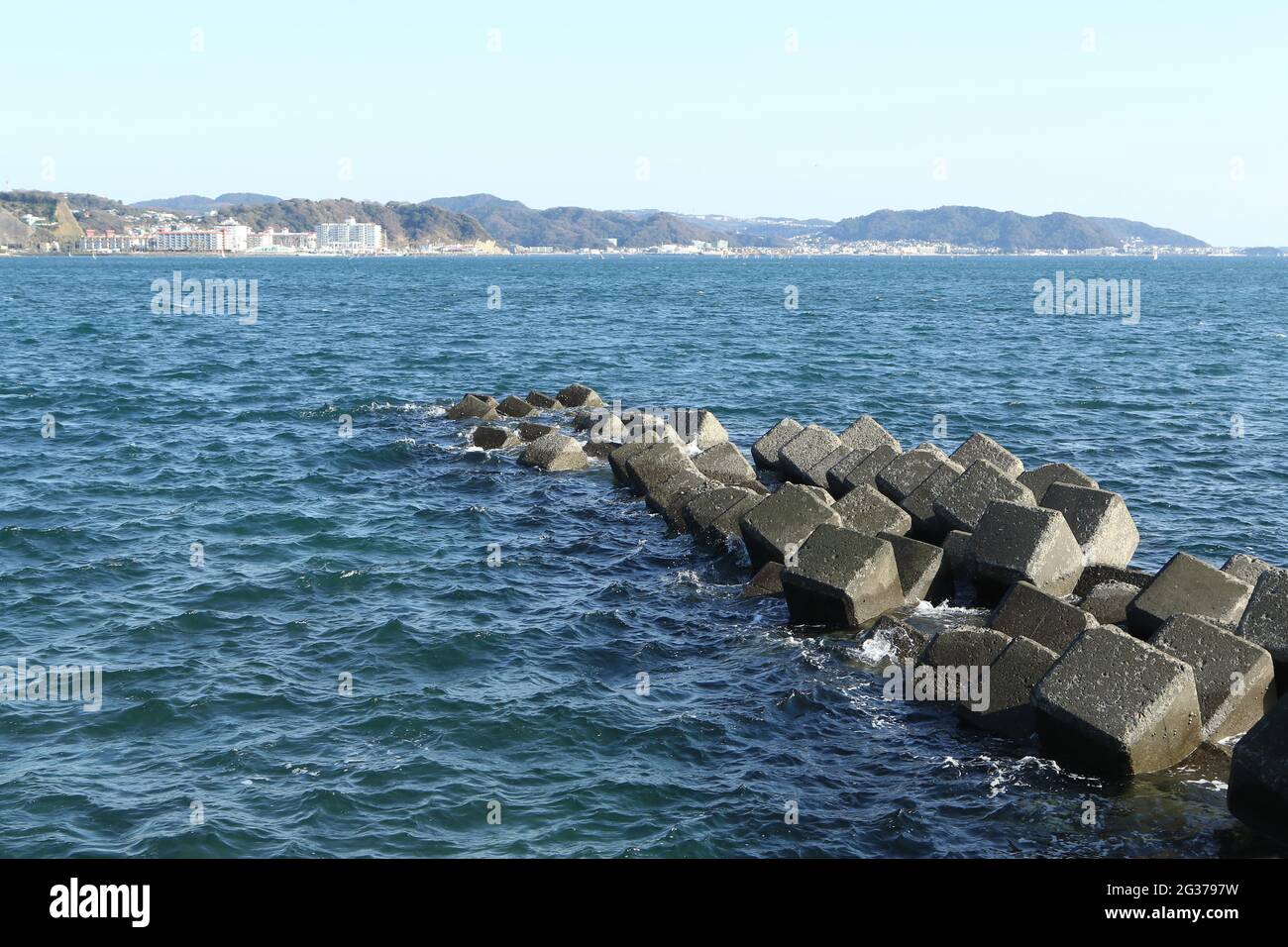 Betonwuerfel als Buhnen im Meer, Kuestenschutz vor Tsunamis, Kamakura Beach, Kanagawa Praefektur, Giappone Foto Stock