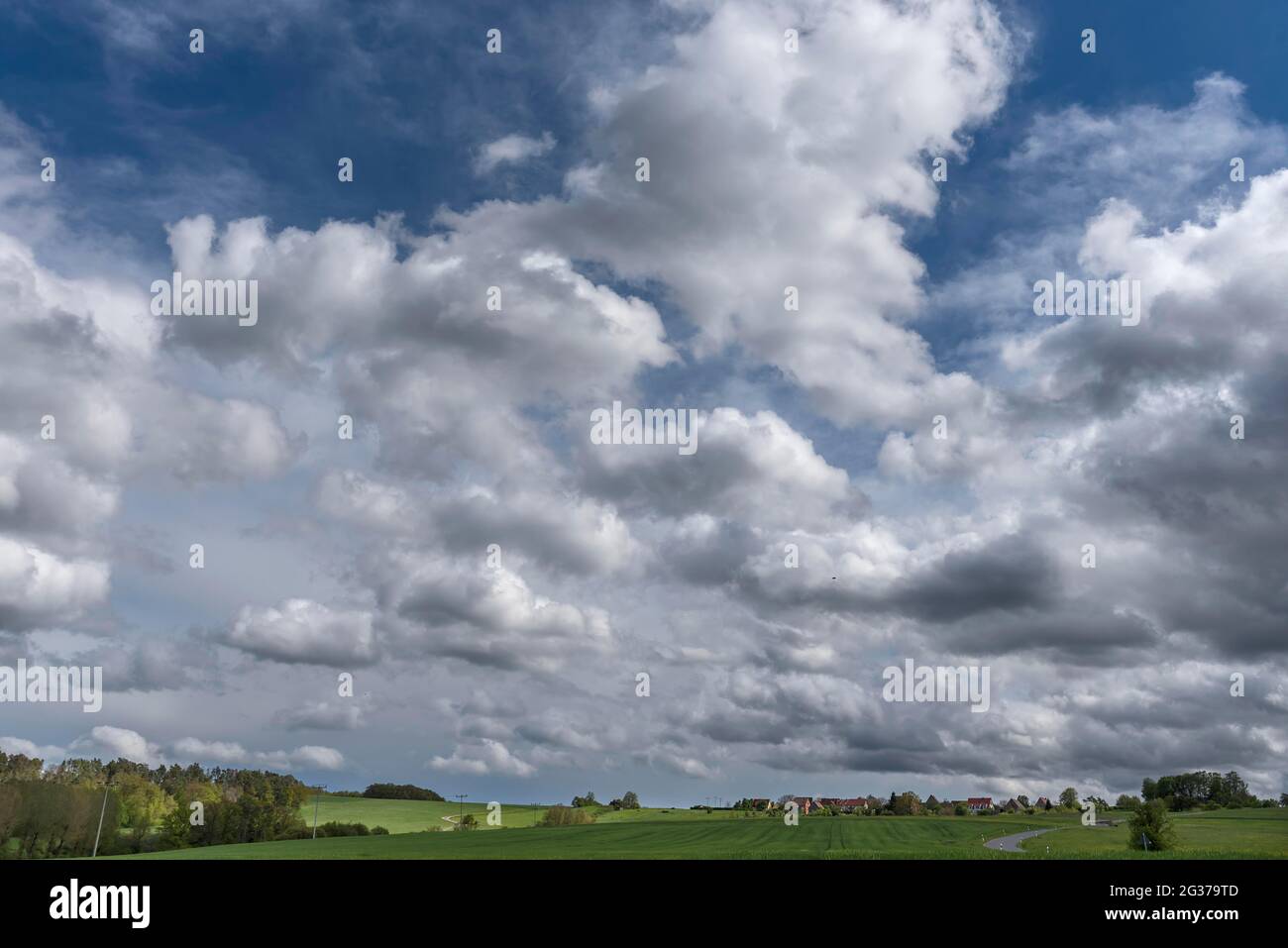 Villaggio Franconiano con cielo nuvoloso, Baviera, Germania Foto Stock
