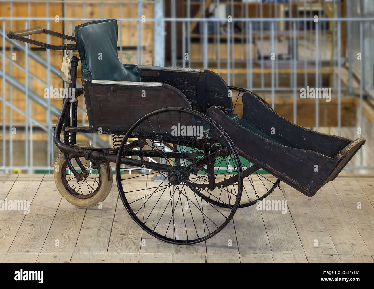 Sedia a rotelle degli anni '50, nel deposito del museo industriale, Lauf an der Pegnitz Foto Stock