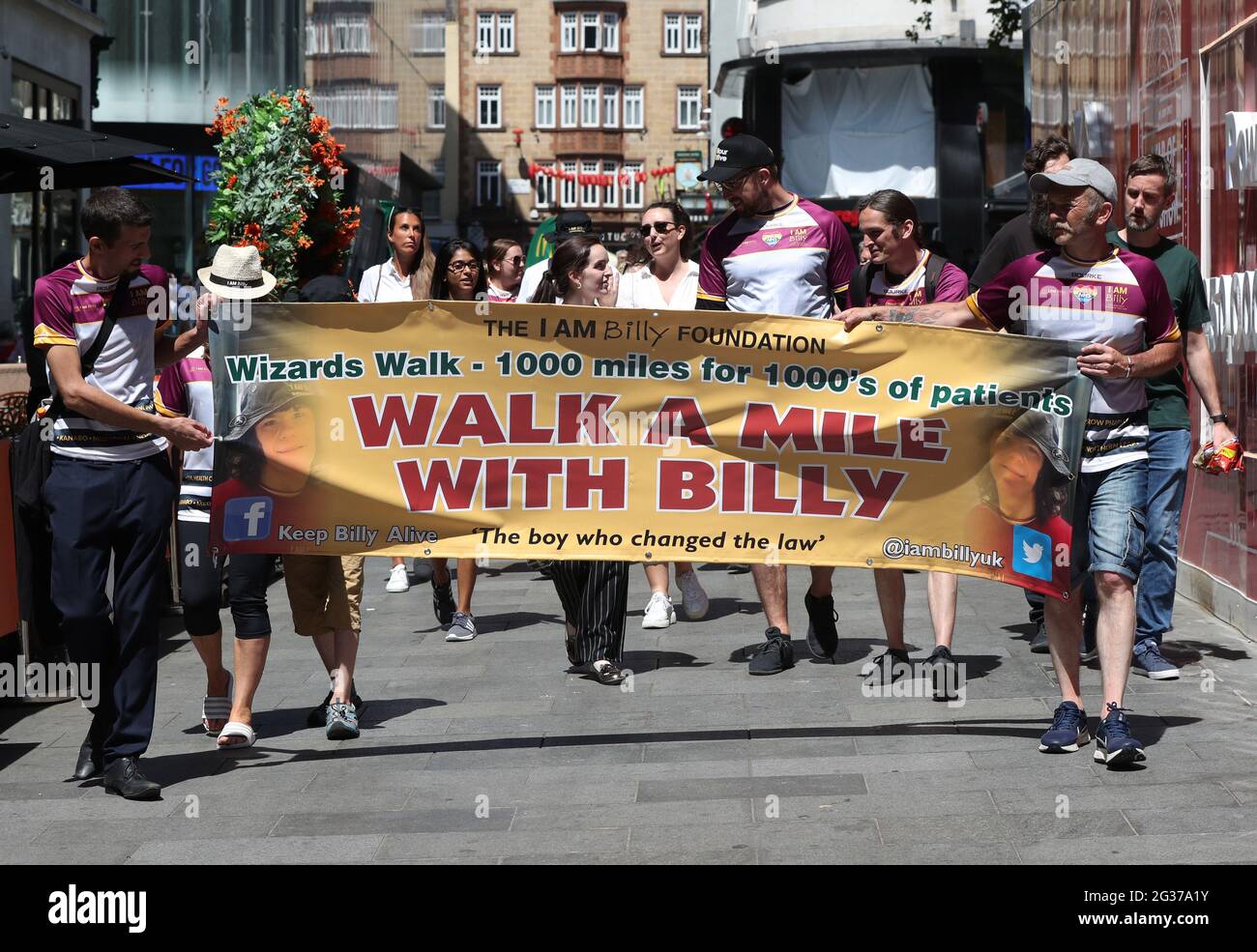 Gli attivisti della cannabis medica si uniscono per la parte finale della passeggiata di 1,000 miglia di Billy e Charlotte Caldwell dalla loro casa a Co Tyrone, Irlanda del Nord, a Westminster, nel centro di Londra. Si stanno dirigendo a Westminster per chiedere un incontro con il Segretario della Salute Matt Hancock e l'Istituto Nazionale per la Ricerca sulla Salute (NIHR), chiedendo uno studio sulla cannabis medica per consentire ai pazienti con condizioni mediche di ricevere gratuitamente la loro medicina. Data immagine: Lunedì 14 giugno 2021. Foto Stock