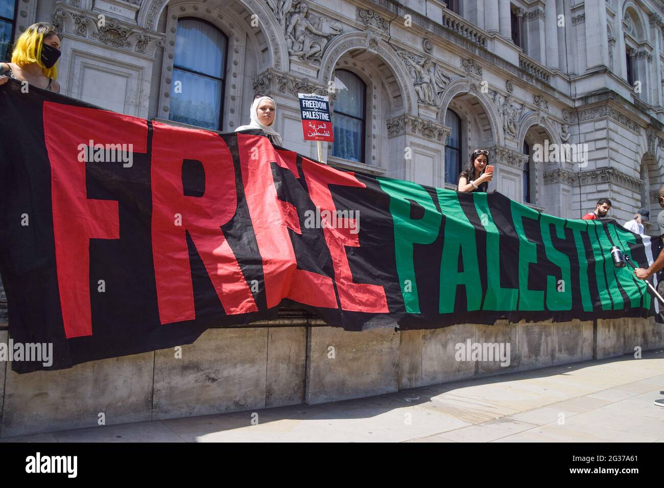 Londra, Regno Unito. 12 giugno 2021. Giustizia per la Palestina protesta fuori Downing Street. Migliaia di persone si sono riunite per chiedere giustizia alla Palestina e hanno chiesto al G7 di porre fine alla cooperazione militare con Israele e di imporre sanzioni. Foto Stock