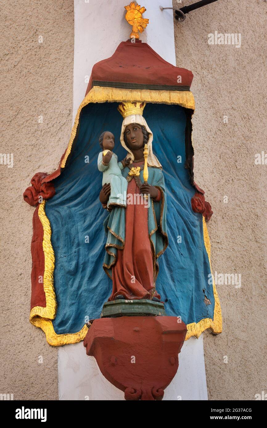 Figura della Madonna nera con Gesù bambino nella Marktstrasse, Bad Toelz, alta Baviera, Baviera, Germania Foto Stock