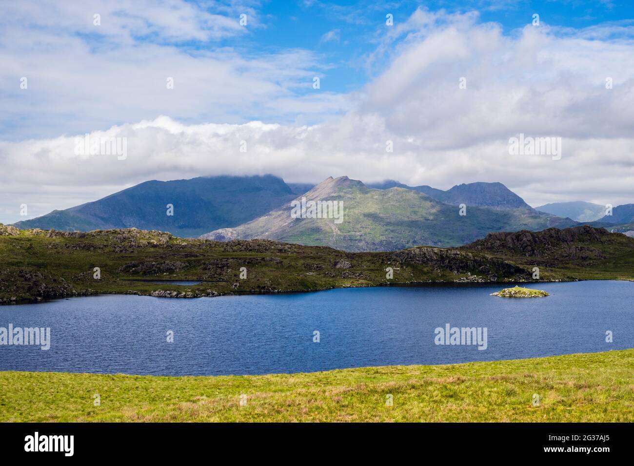 Nuvola su Snowdon ferro di cavallo vista vista attraverso Llyn yr Adar lago sulla montagna Cnicht. Croesor, Gwynedd, Galles, Regno Unito, Gran Bretagna Foto Stock