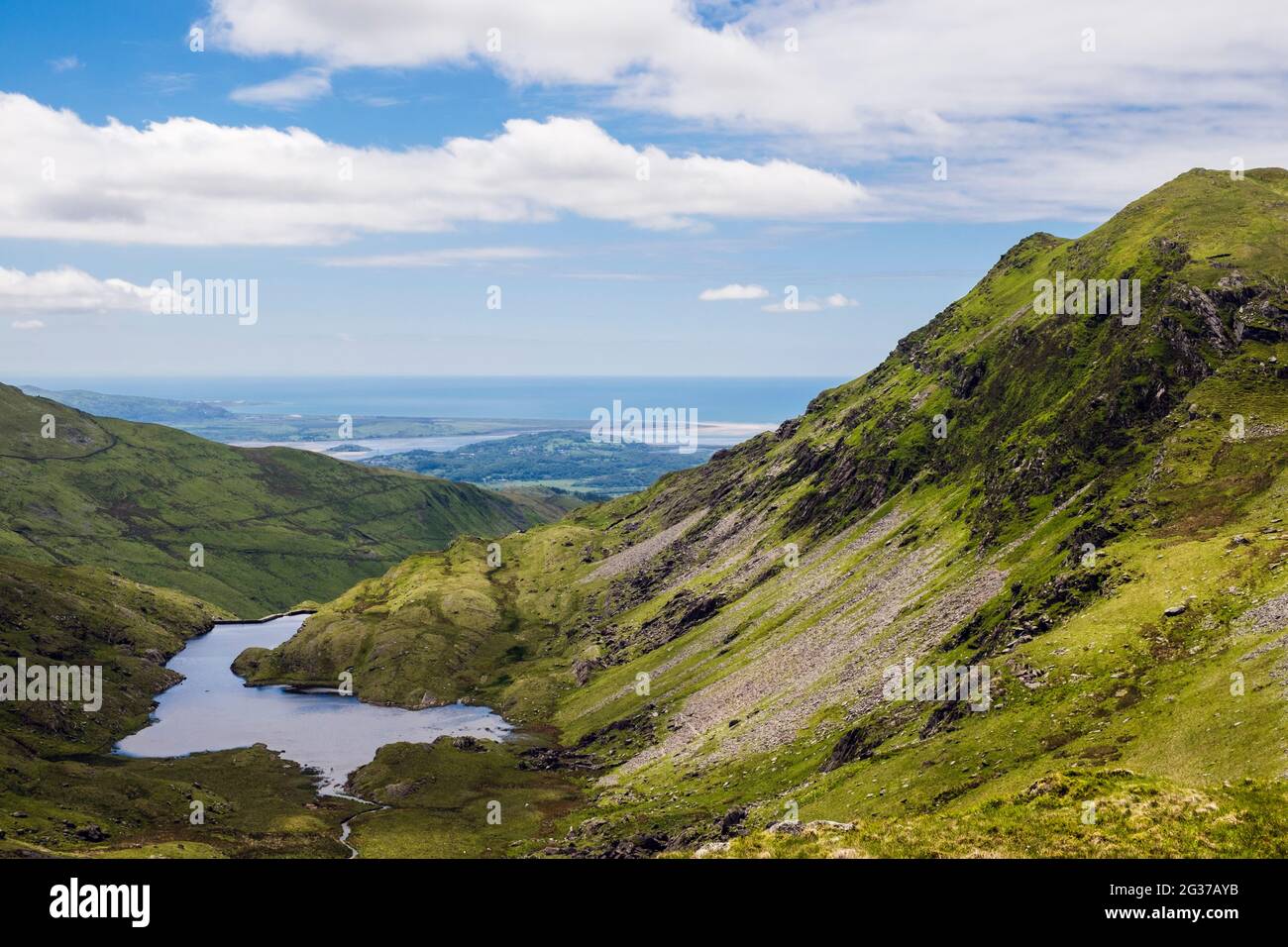 Vista lungo CWM y Foel fino alla costa occidentale gallese attraverso il Cnicht montagna. Croesor, Gwynedd, Galles, Regno Unito, Gran Bretagna Foto Stock