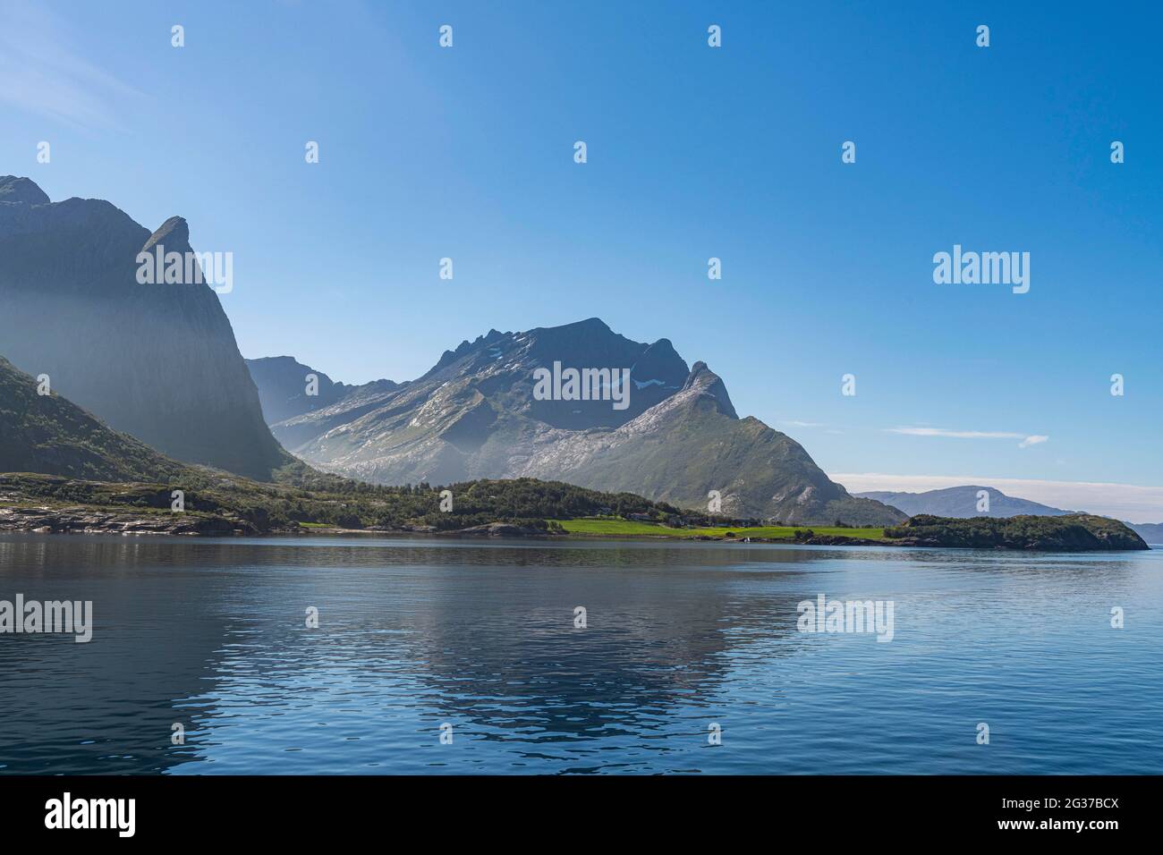 Aspro paesaggio di montagna, Kystriksveien strada costiera, Norvegia Foto Stock