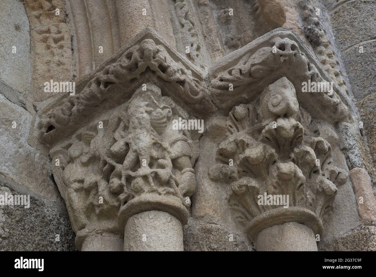 Spagna, Galizia, provincia di la Coruña, Cambre. Chiesa di Santa Maria. Costruito nel 12 ° secolo in stile romanico. Particolare di due capitelli sulla facciata principale. Foto Stock