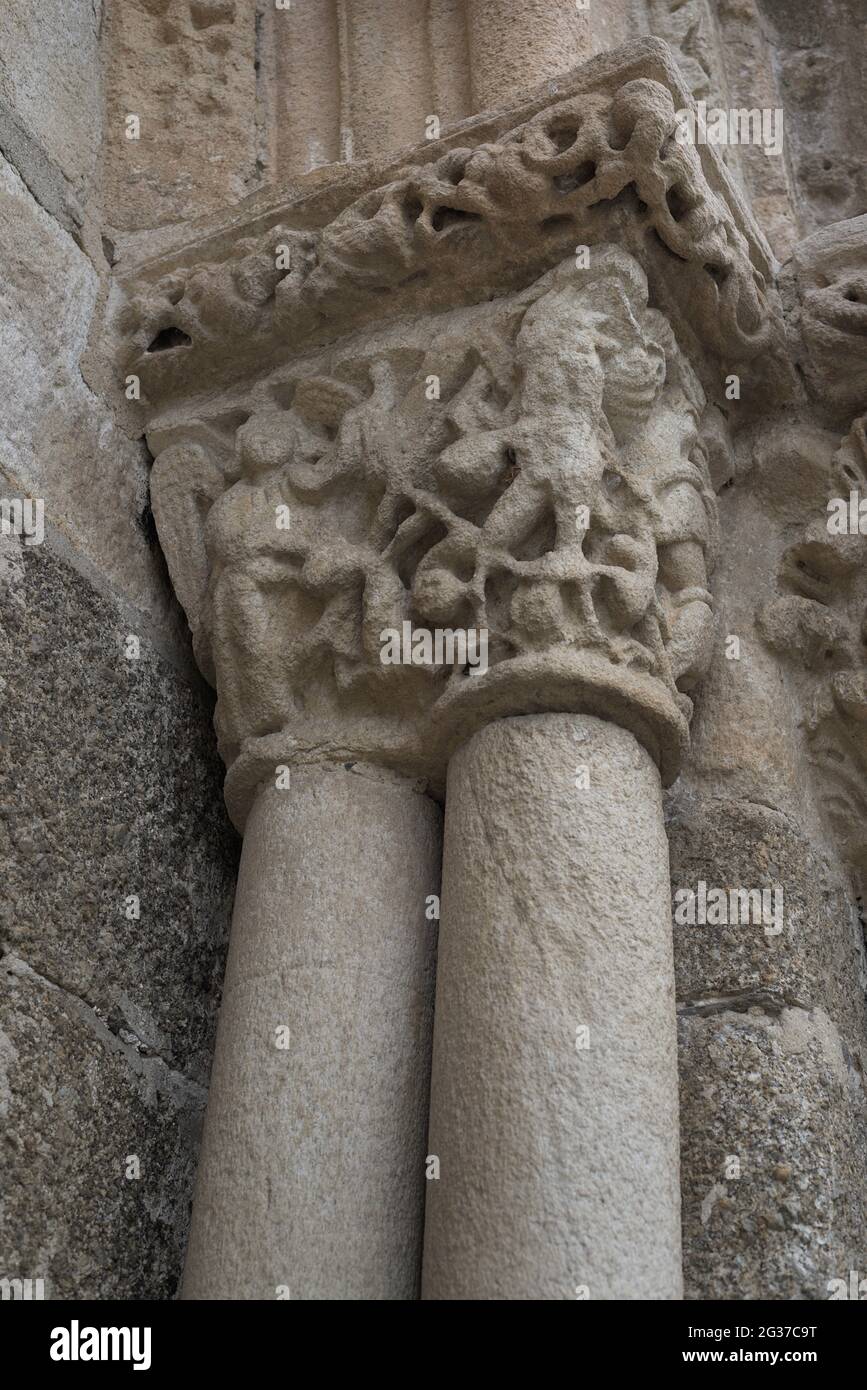 Spagna, Galizia, provincia di la Coruña, Cambre. Chiesa di Santa María. Costruito nel 12 ° secolo in stile romanico. Particolare di uno dei capitelli sulla facciata principale, con scena relativa al Giudizio universale. L'arcangelo San Michele con le ali distese, tenendo una scala nelle mani. Davanti a lui, un demone sotto forma di una figura mostruosa dai capelli e dalla barba terribili, con i piedi dell'uccello. Foto Stock