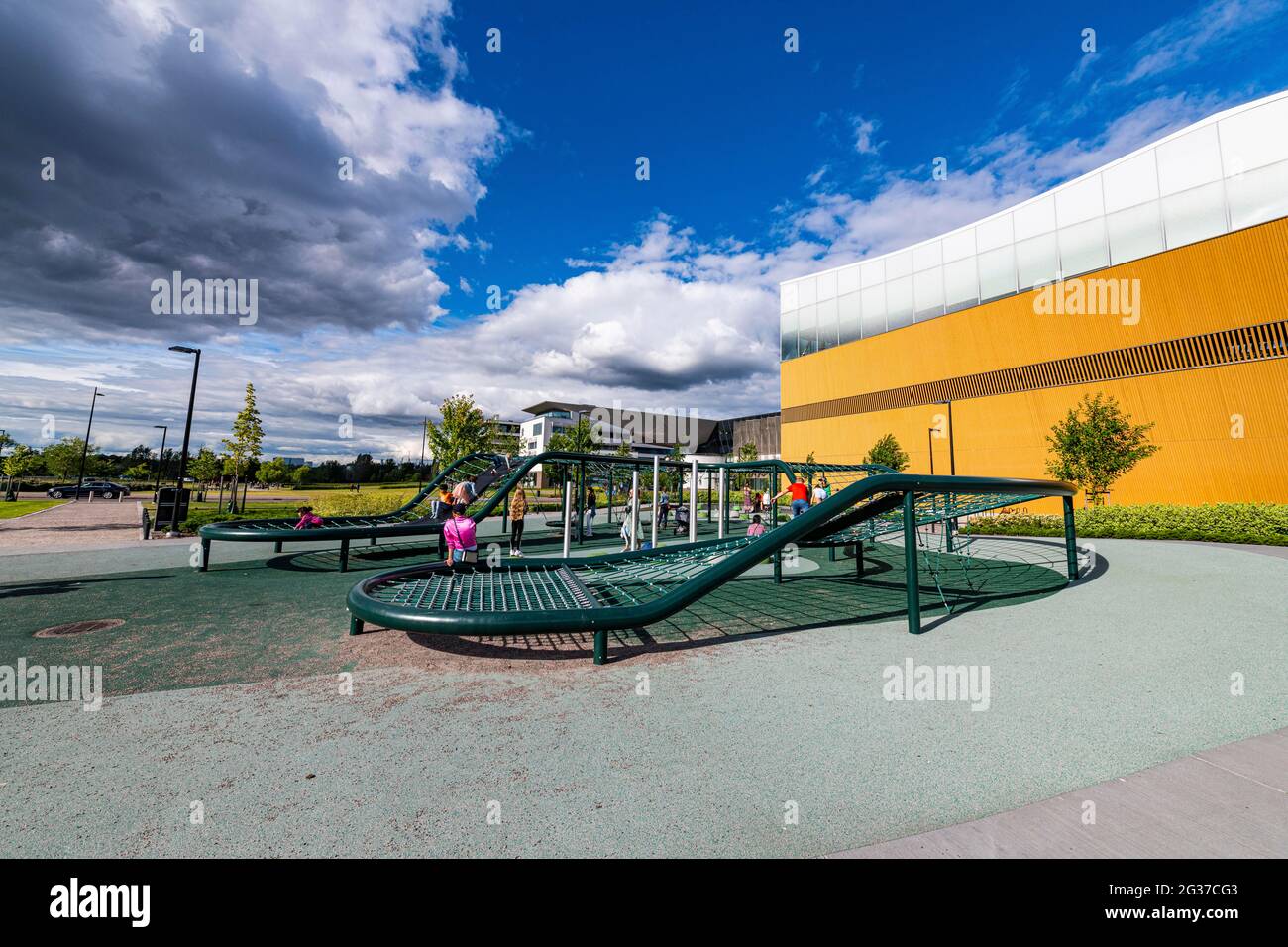 Parco giochi prima della biblioteca centrale Oodi, Helsinki, Finlandia Foto Stock
