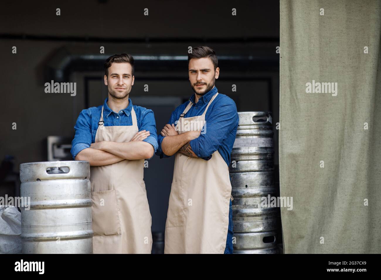 Piccola impresa familiare, produzione di alcol artigianale in fabbrica e lavoro al coperto Foto Stock
