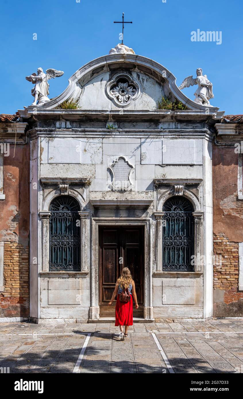 Turismo in abito rosso di fronte a una casa, Murano, Isola di Murano, Venezia, Veneto, Italia Foto Stock