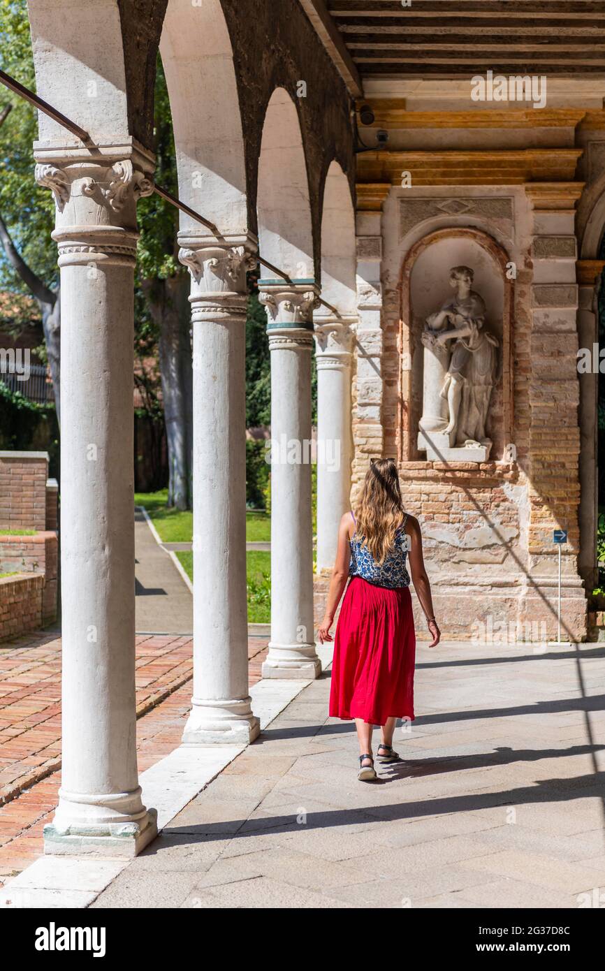 Turismo in abito rosso in una galleria, Museo del vetro di Murano, Museo del vetro, Murano, Isola di Murano, Venezia, Veneto, Italia Foto Stock