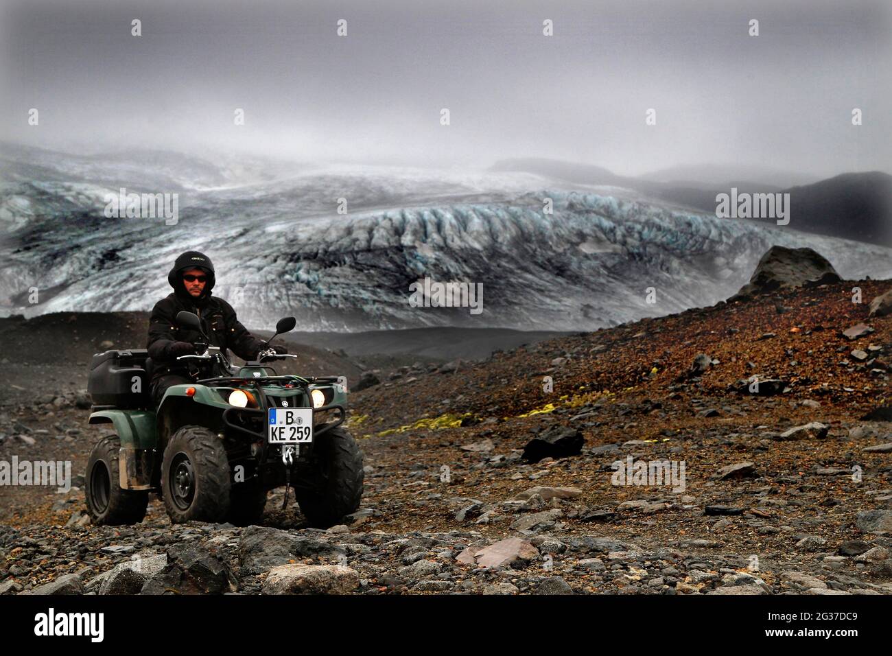 Glacier Edge, Glacier, ATV rider, Biker, Quad, Yamaha Grizzly, Lava Desert Krepputunga, Oeskjuleio, Kverkfjoell, Vatnajoekull Glacier, Highlands Foto Stock