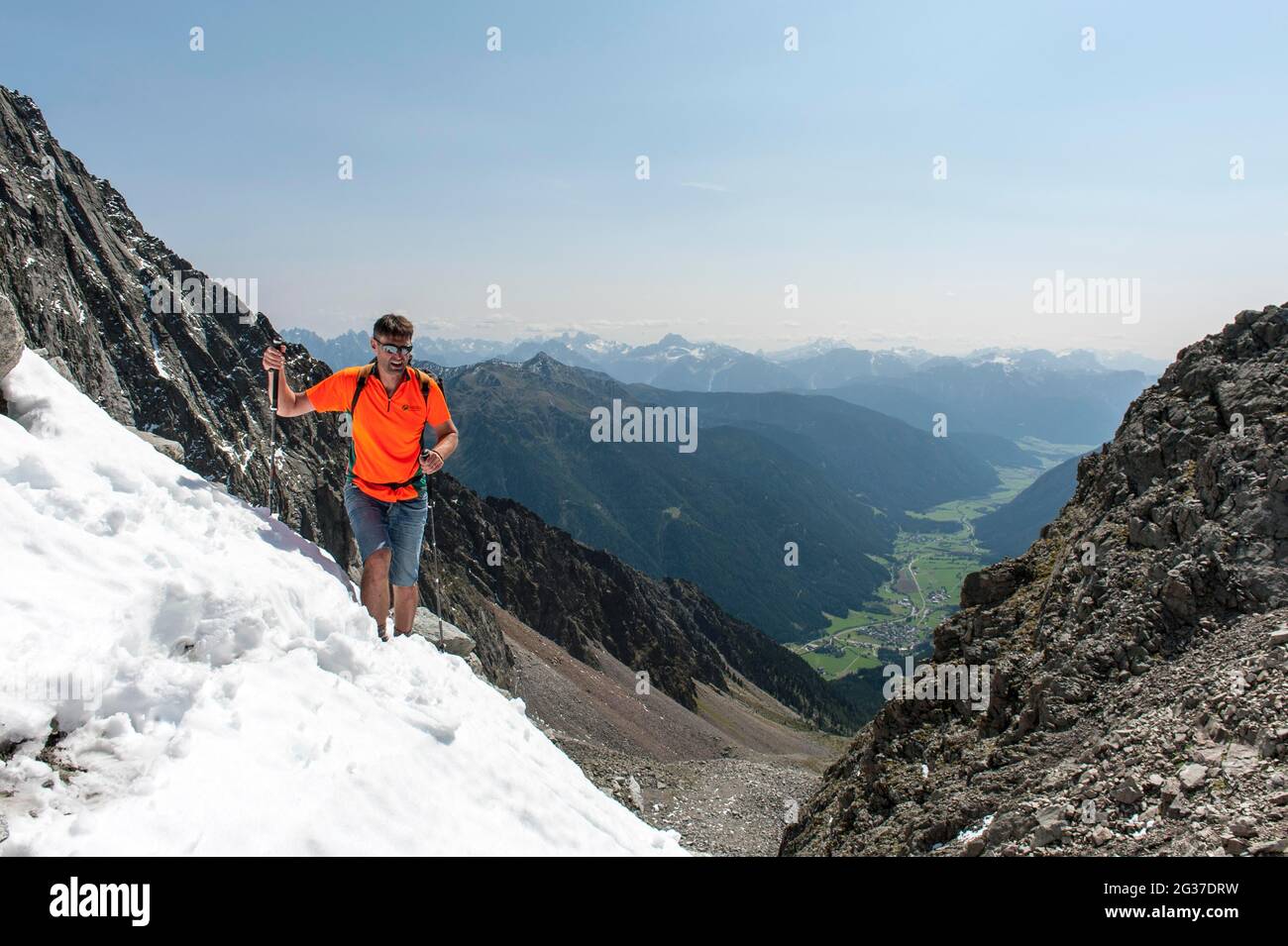 Alpinismo, alpinista sale attraverso la neve in sella, Antholzer Scharte, Antholzer tal, Rieserfernergruppe, Rieserferner-Ahrn parco naturale Foto Stock