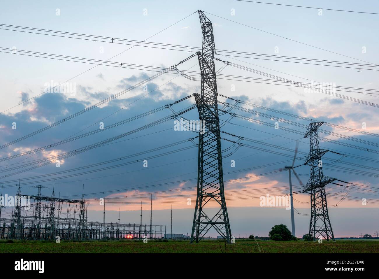 Power pilons al tramonto, Wolmirstedt, Sassonia-Anhalt, Germania Foto Stock