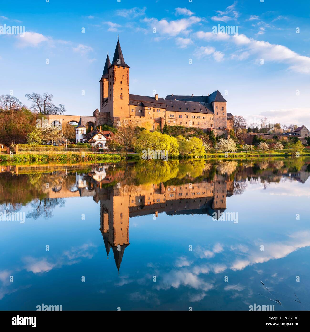 Rochlitz castello nella luce del mattino, perfetta riflessione nel fiume Zwickauer Mulde, Rochlitz, Sassonia, Germania Foto Stock