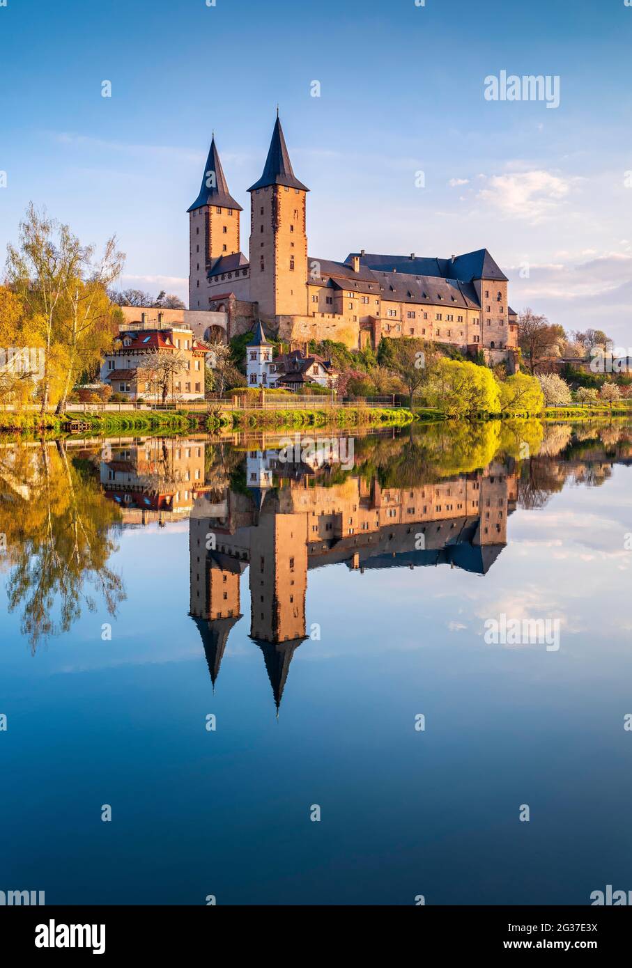 Rochlitz castello nella luce del mattino, perfetta riflessione nel fiume Zwickauer Mulde, Rochlitz, Sassonia, Germania Foto Stock