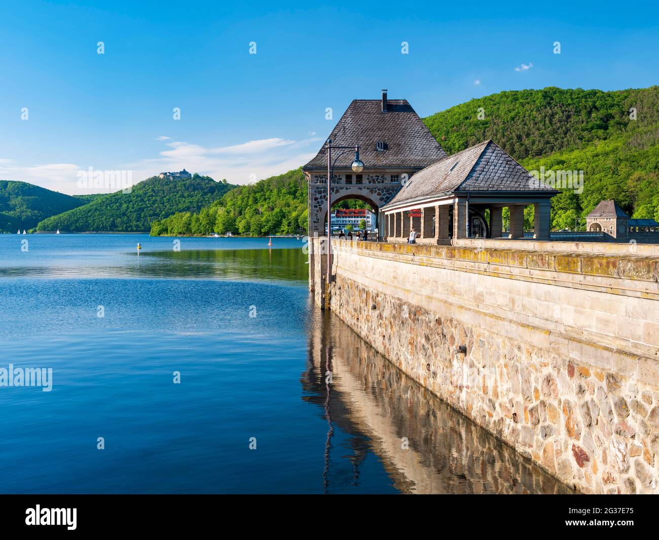 Dam, Edersee, Ederstausee, Edertalsperre, dietro Schloss Waldeck, Assia, Germania Foto Stock