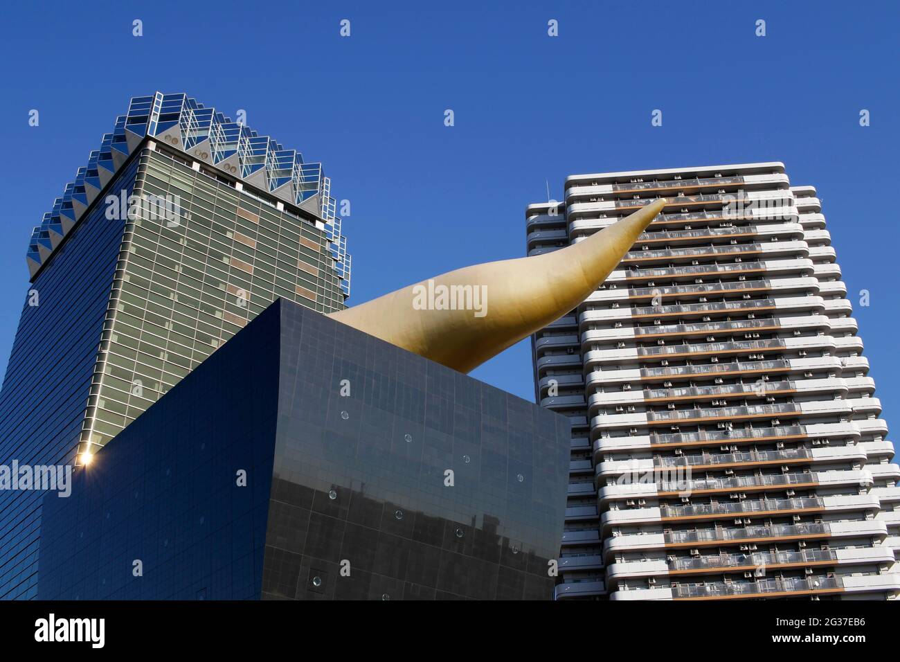 Asahi Breweries edificio con la fiamma Asahi del designer francese Philippe Starck sulla riva orientale del fiume Sumida a Sumida Foto Stock