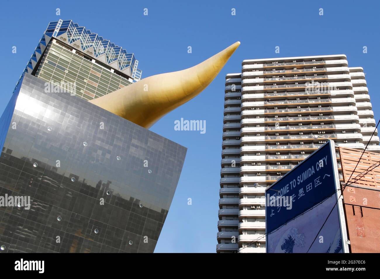 Asahi Breweries edificio con la fiamma Asahi del designer francese Philippe Starck sulla riva orientale del fiume Sumida a Sumida Foto Stock
