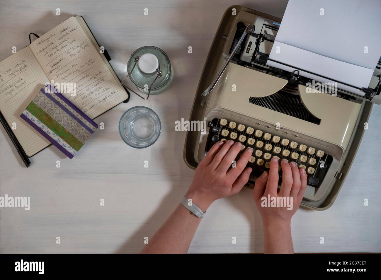 Vecchia macchina da scrivere, macchina da scrivere da viaggio, aquila, blog, foto simbolo, Scrittura, autore, foto da tavolo, Baviera, Germania Foto Stock