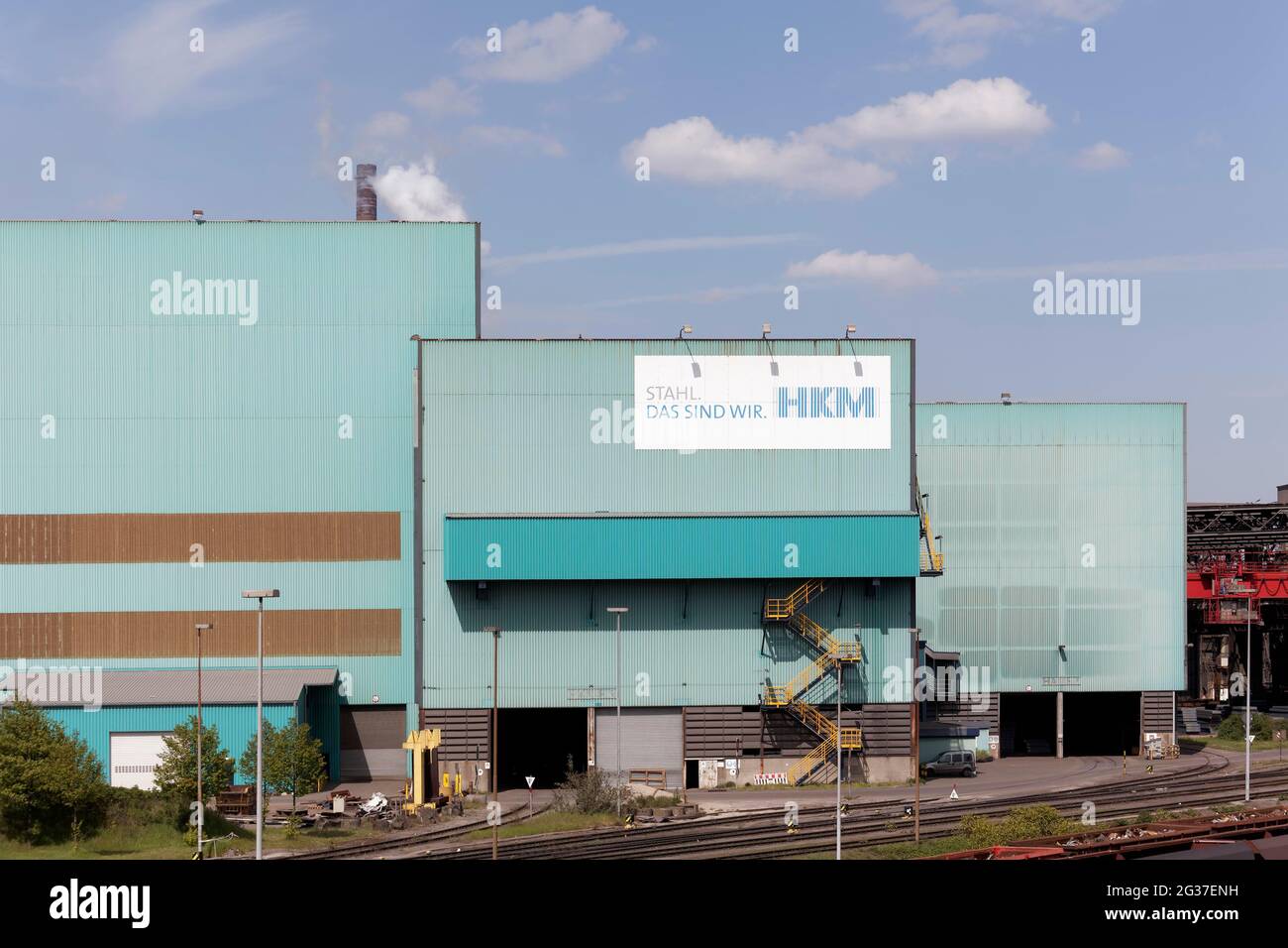 HUETTENWERKE Krupp Mannesmann, HKM, logo su acciaieria, cielo blu, Duisburg-Huettenheim, Nord Reno-Westfalia, Germania Foto Stock